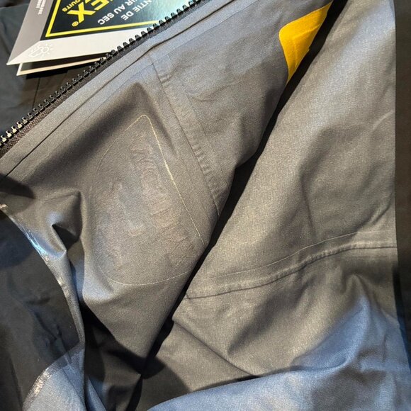 Arc'teryx Men's Black Jacket - Picture 5 of 6